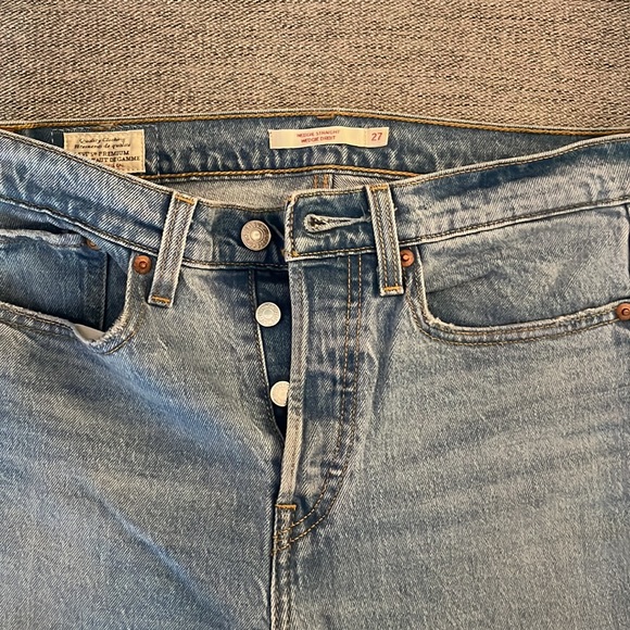 Light wash Levi’s - Picture 3 of 5